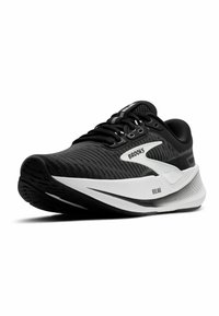 Čierna atletická obuv s textúrovaným zvrškom a bielymi akcentmi. Obsahuje šnúrky, kontrastnú podrážku a logo "Brooks" na boku.