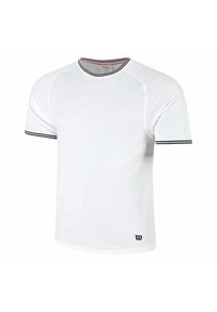 Camiseta blanca de manga corta con cuello redondo, que presenta un ribete negro en las mangas y el cuello, fabricada con un material ligero y transpirable. Logotipo de Wilson en el dobladillo.