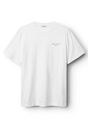 Hvid bomulds-T-shirt med korte ærmer, rund hals, med et lille sort trykt logo på venstre brystområde. Glat tekstur.