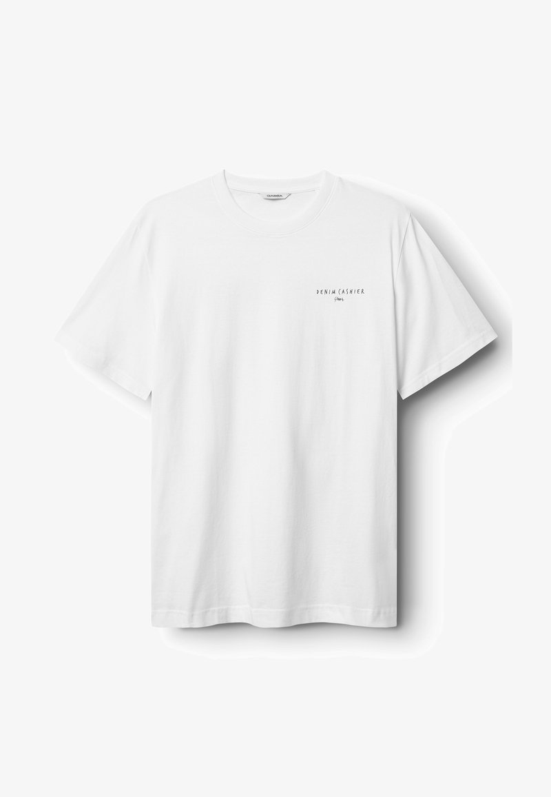 Camiseta blanca de algodón con mangas cortas y cuello redondo, con un pequeño logo negro impreso en la zona izquierda del pecho. Textura lisa.