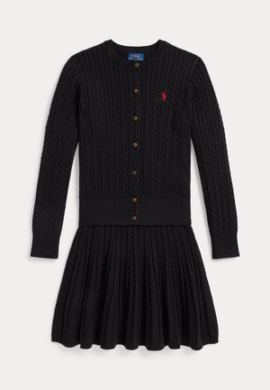 Cardigan noir en maille torsadée à manches longues avec boutons sur le devant et jupe plissée assortie, logo Polo Ralph Lauren brodé en rouge.