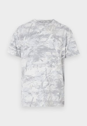 Grå og hvit kortermet t-skjorte med mønster av blader, rund hals og myk tekstur. Avslappet design som passer til hverdagsbruk.