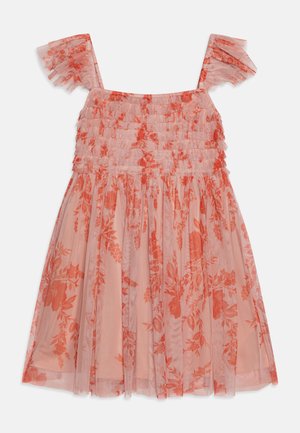 Vestido de tul melocotón con patrón floral, corsé fruncido y tirantes con volantes. Forma en A con detalles de falda de capas transparentes.