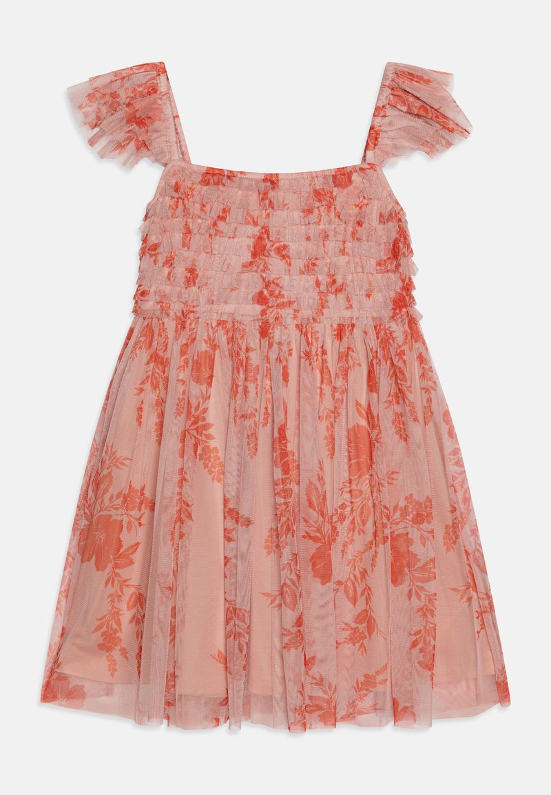 Vestido de tule pêssego com padrão floral, corpete franzido e alças com babados. Forma em A com detalhes de saia em camadas e translúcida.