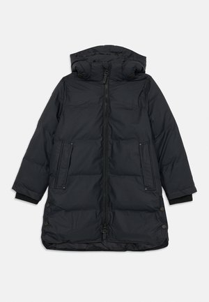 Czarny długi pikowany zimowy płaszcz z kapturem, zamkiem z przodu, dwoma bocznymi kieszeniami i zatrzaskami na dolnych bokach, ułożony płasko na białym tle.