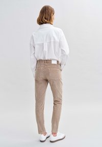 OPUS EVITA BABYCORD - Jeans Slim Fit - cocoa