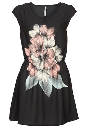 Robe noire avec un grand motif floral en rose et blanc, dotée d'une taille cintrée et d'une jupe évasée. Fabriquée en tissu lisse avec des manches courtes.
