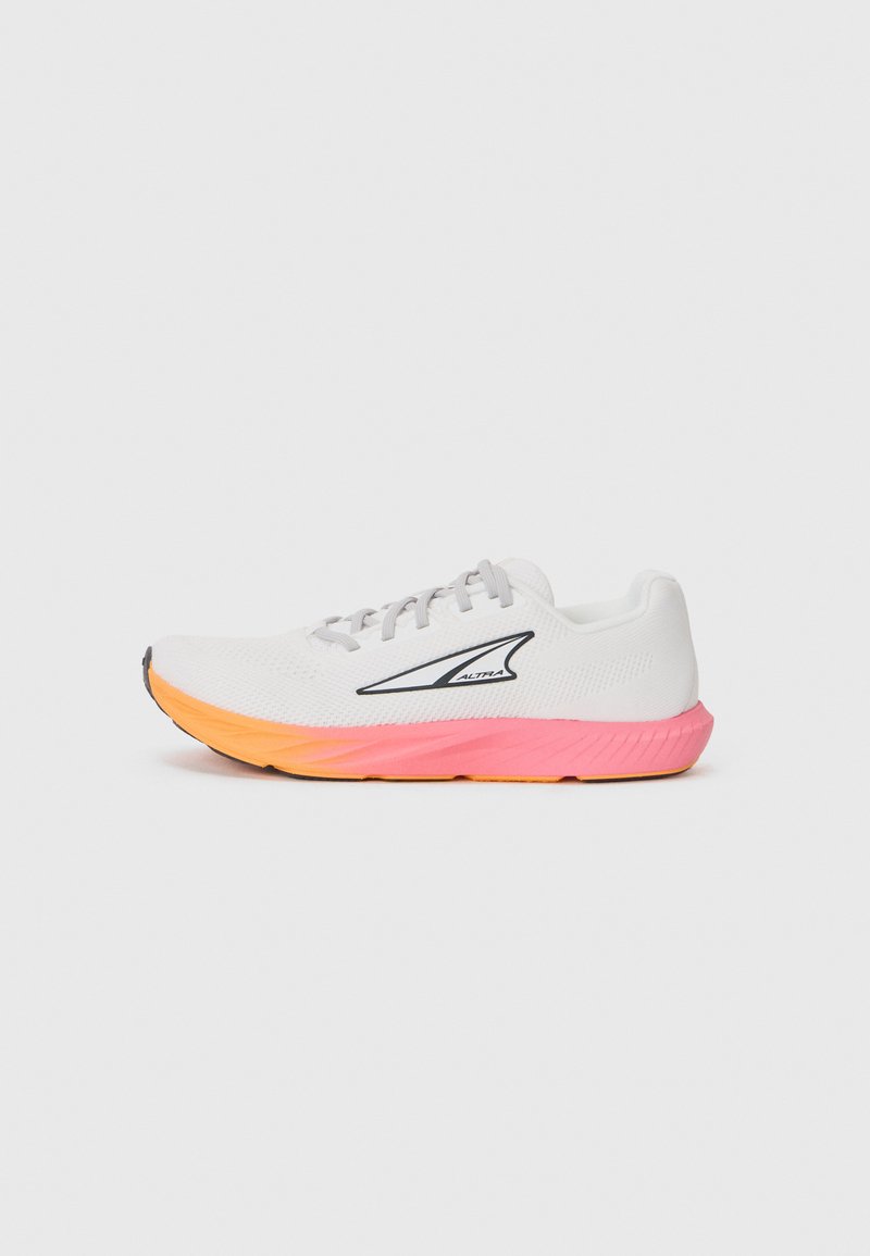 Chaussure de running avec une tige en mesh blanc, des lacets gris et une semelle multicolore avec des dégradés orange et rose. Design léger et respirant.