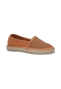 Hnědé kožené slip-on boty s perforovaným vzorem, esparilové jute podrážky, kulatá špička a dekorativní prošívání podél okraje.