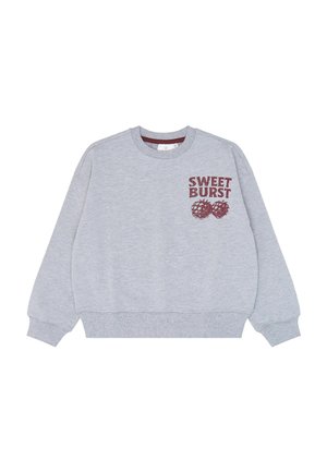 Jasnoszara bluza z okrągłym dekoltem z bordowym napisem "SWEET BURST" i dwoma bordowymi ilustracjami owoców na lewej piersi.