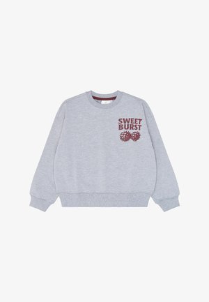 Jasnoszara bluza z okrągłym dekoltem z bordowym napisem "SWEET BURST" i dwoma bordowymi ilustracjami owoców na lewej piersi.