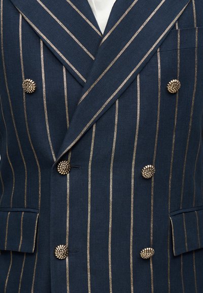 Μπλε σκούρο διπλό στήθος σακάκι με χρυσές κάθετες ρίγες και διακοσμητικά μεταλλικά κουμπιά με ανθικό μοτίβο.