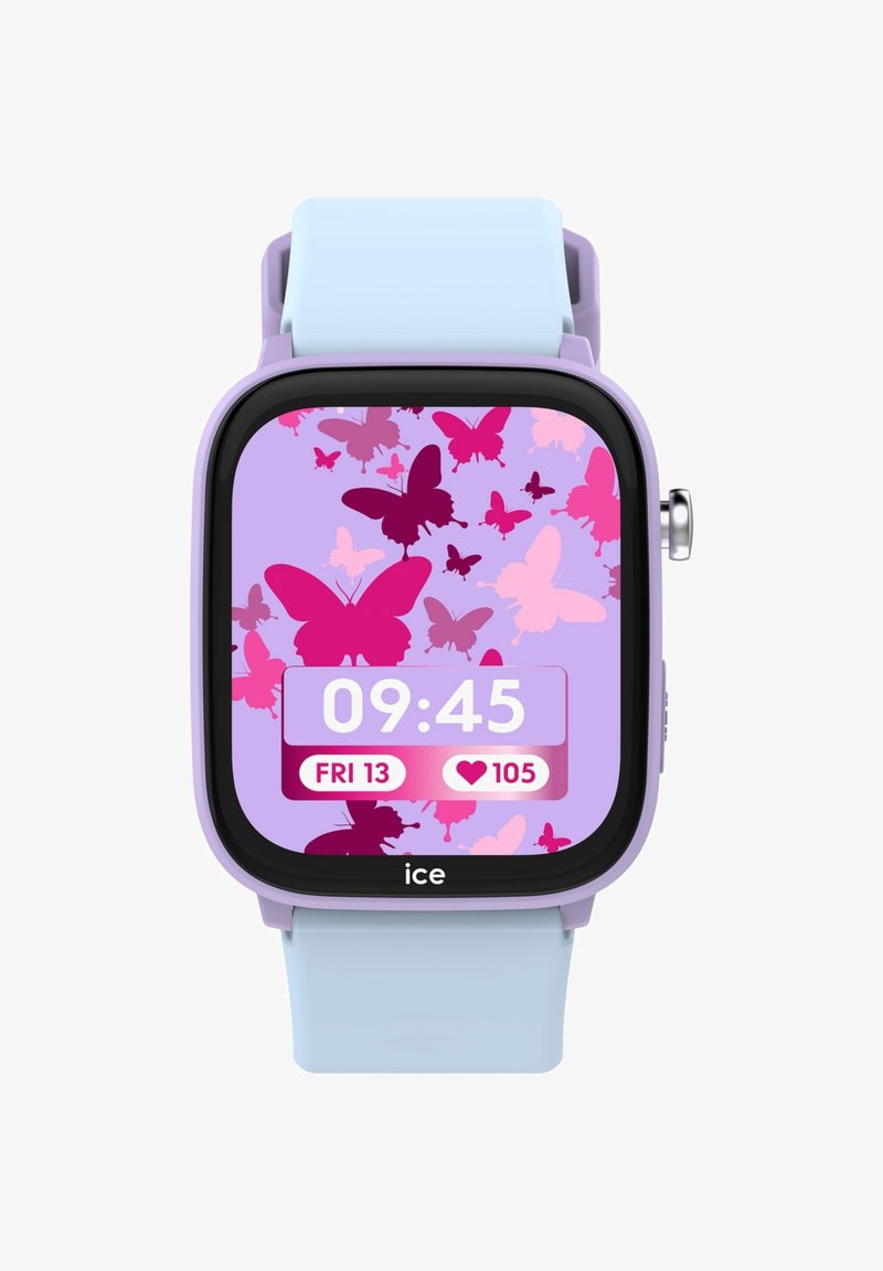 Kvadratinis laikrodis su levandų spalvos korpusu ir šviesiai mėlynu dirželiu; ekrane rodomi rožiniai ir purpuriniai drugelių raštai, laikas, data ir širdies ritmas.