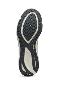 Schuhsohle mit einer strukturierten, schwarzen Gummibasis im Zickzack- und Ovalmuster, einer hellen Zwischensohle und "PUMAGRIP"-Branding.