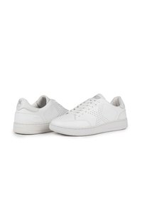 Sneakers in pelle bianca con superficie testurizzata, dettagli perforati sui lati, lacci piatti e suola in gomma. Design semplice e minimalista.