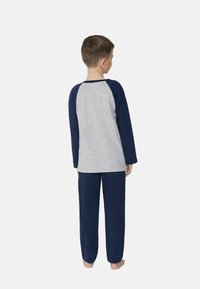 Dětské pyžamo s šedým dlouhým rukávem a navy rukávy a odpovídajícími navy kalhotami, vyrobené z měkké látky. Bez vzorů a kovových doplňků.