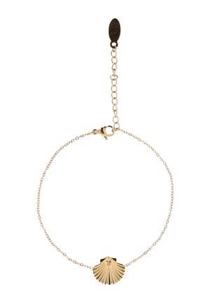 Kultainen ketjurannekoru, jossa on kampasimpukankuorinen riipus ja säädettävä lukko valkoisella taustalla.