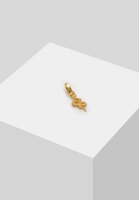 Zlatni privjesak u obliku zmije s složenom teksturom i detaljima, s sigurnom petljom za pričvršćivanje. Mjeri otprilike 2 cm u dužinu.