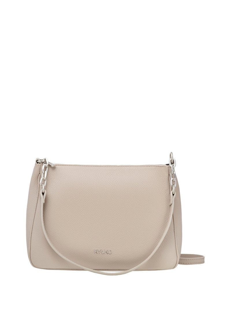 Sac à main en cuir beige avec bandoulière chaîne argentée et petit logo RYŁKO embossé sur le devant, présenté sur fond blanc.