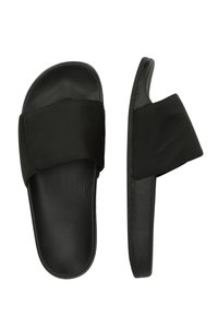 Sorte sandaler med bredt stofrem, tekstureret indersål og glat ydersål. Simpelt design uden ekstra detaljer eller mønstre.