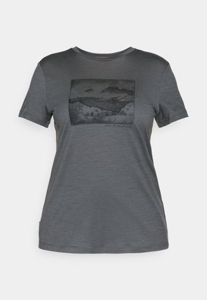 Grå t-skjorte med korte ermer laget av myk stoff, med et svart trykt landskapsillustrasjon på forsiden, innrammet i et rektangulært design.