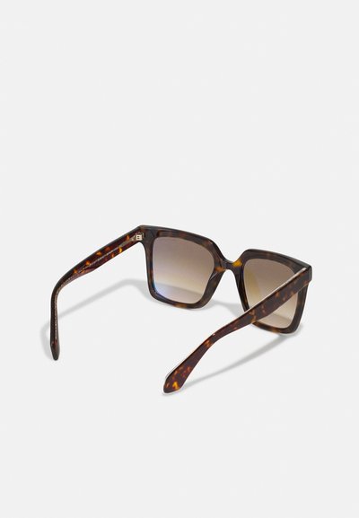 Skilpaddebrune solbriller med firkantet ramme, gradient brune linser og slanke, glatte stenger med en subtil metallisk detalj.
