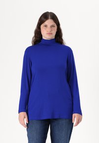 Blå langermet turtleneck-topp i et mykt, stretchy stoff; avslappet passform med en jevn tekstur og ingen synlige mønstre eller maskinvaredetaljer.