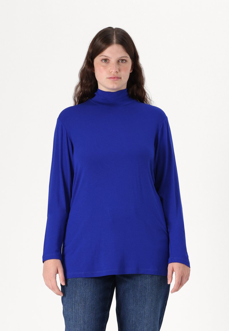 Blå langermet turtleneck-topp i et mykt, stretchy stoff; avslappet passform med en jevn tekstur og ingen synlige mønstre eller maskinvaredetaljer.