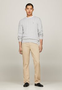 Tommy Hilfiger CLASSIC CABLE CREW NECK - Jersey de punto - light grey heather