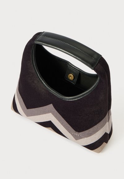 Μαύρη και γκρίζα τσάντα χιαστί με στρογγυλή λαβή και χρυσό κούμπωμα. Φτιαγμένη από μαλακό ύφασμα με δερμάτινες λεπτομέρειες.