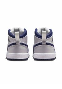 Sneakers high-top con un upper sintetico bianco e dettagli in navy, colletto imbottito, fodera in tessuto testurizzato e soletta in gomma con motivo antiscivolo.