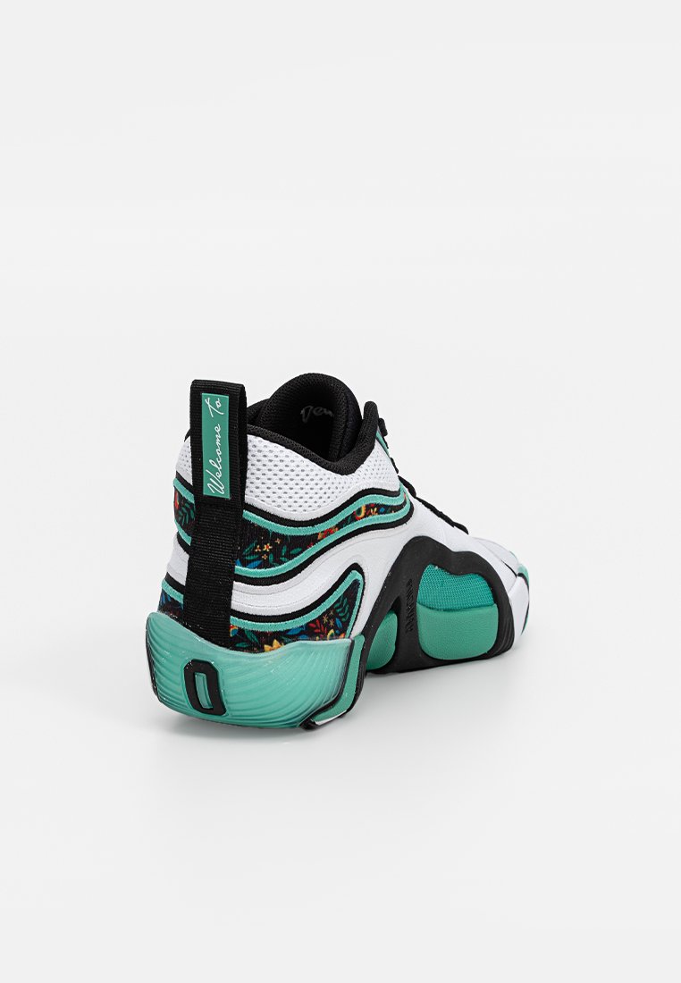 Chaussure de sport blanche et noire avec des accents teal, tissu texturé, design coloré et stylisé sur le côté, et une languette de tirage à l'arrière.