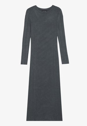 Langermet, mørkegrå kjole laget av mykt strikket materiale. Har teksturerte vertikale striper langs ermene og kroppen. Rund utringning.