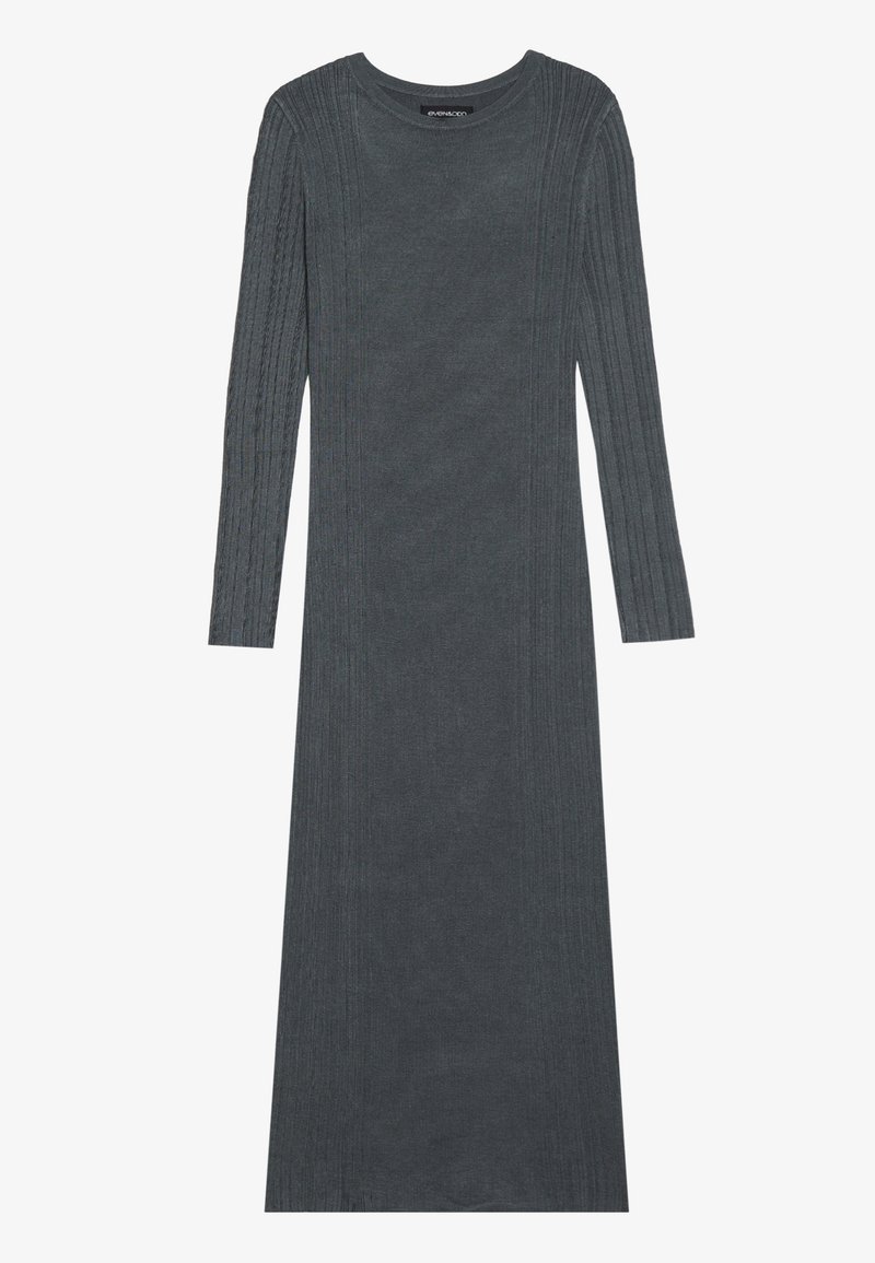 Robe à manches longues, gris foncé, en matériau tricoté doux. Présente des rayures verticales texturées le long des manches et du corps. Encolure ronde.