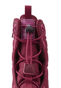Chaussure bordeaux avec un dessus en tissu texturé, dotée d'un système de laçage sécuritaire et d'une languette à l'arrière pour un enfilage facile.