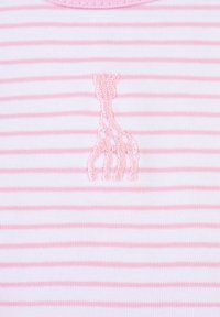 T-shirt a righe bianca e rosa chiaro, con un delicato motivo ricamato a forma di mano rosa sul fronte. Tessuto in cotone morbido con scollatura rotonda.