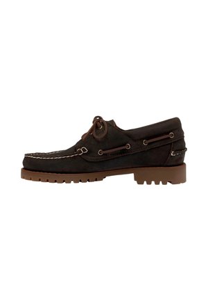 Chaussure bateau en cuir marron foncé avec coutures blanches contrastantes, laçage à l'avant et semelle épaisse en caoutchouc avec des crampons profonds.