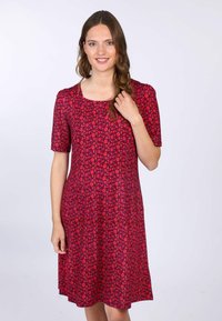 Rotes Blumenkleid mit kurzen Ärmeln, einem quadratischen Ausschnitt, aus leichtem Stoff, mit einem wiederholten kleinen Blütenmuster.