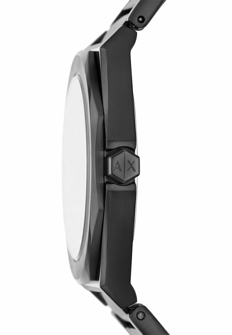 Reloj de pulsera negro con caja octagonal y diseño minimalista, con un acento de logo en el lado y una esfera de cristal transparente.