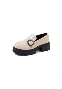 Mocassini in pelle verniciata beige con punta quadrata, accentuati da una catena decorativa, e una suola spessa in gomma nera con motivo antiscivolo.