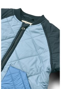 Καπιτονέ μπουφάν μπόμπερ σε ανοιχτό γαλάζιο και σκούρο γκρι, με φερμουάρ, ριμπ κολάρο και έντονες γεωμετρικές λεπτομέρειες. Ομαλή υφή.