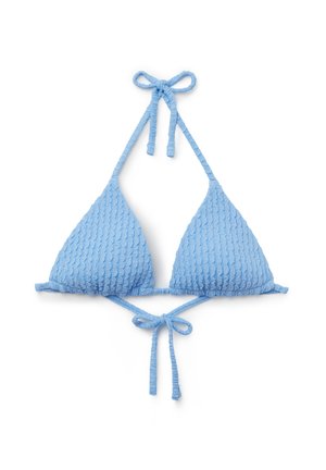Top de bikini triangular de tela texturizada azul claro con cierre halter en el cuello y atado en la espalda, mostrado sobre un fondo blanco.