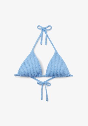 Top de bikini triangular de tela texturizada azul claro con cierre halter en el cuello y atado en la espalda, mostrado sobre un fondo blanco.