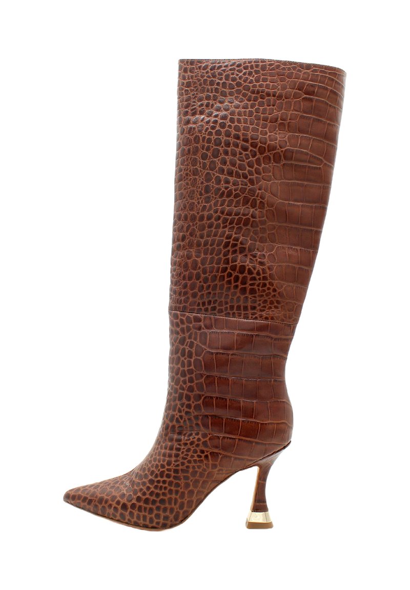 Stivale marrone fino al ginocchio realizzato in pelle con texture a motivo coccodrillo. Presenta una punta affilata e un tacco a stiletto con dettagli dorati.