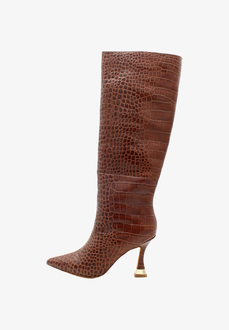 Brązowy, sięgający do kolan but wykonany z teksturowanej skóry w wzór krokodyla. Posiada spiczasty czubek i złotą, akcentowaną obcasem typu stiletto.