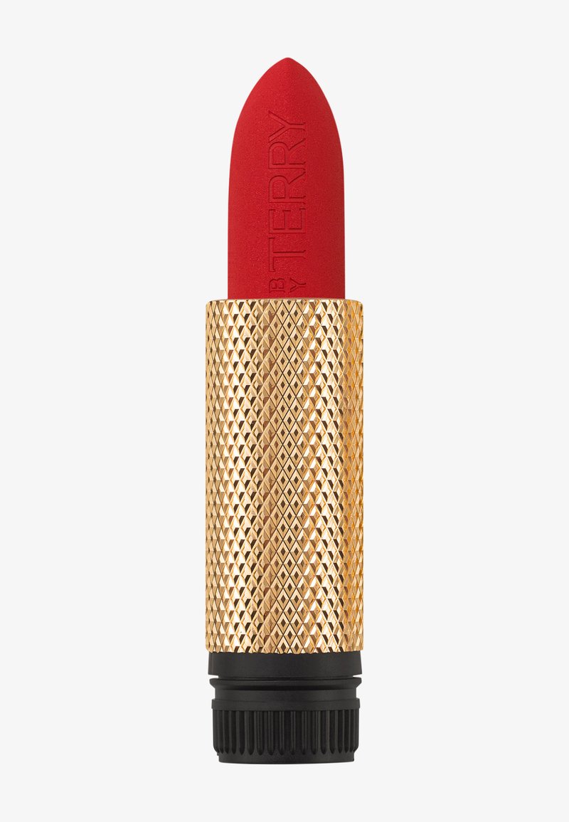 Rode lippenstift met een puntige tip, verpakt in een gouden huls met een diamanten patroon en zwarte accenten. De gestructureerde oppervlakte verhoogt de grip en stijl.