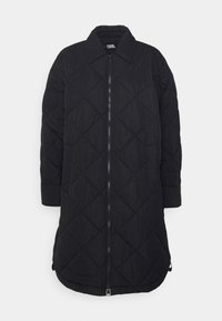 Černý prošívaný dlouhý kabát s diamantovým prošíváním, předním zipem, límcem a jemným výšivkem loga na hrudi.