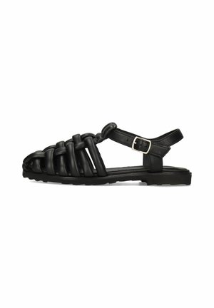 Sandal in pelle nera con design superiore intrecciato, cinturino alla caviglia e fibbia regolabile. Suola piatta con battistrada testurizzato per una migliore aderenza.