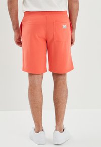 Creeks AMERICAN INSPIRATION; FASHION; COOL; EASY STRAIGHT - Jogginghose - light orange