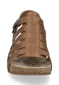 Brązowe skórzane sandały z paskowym wzorem, teksturowana wkładka i okrągły czubek. Regulowane zapięcie na boku.